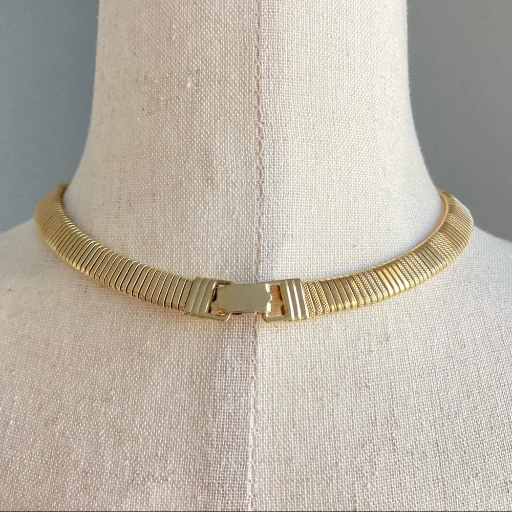 Gold Tone Cleopatra Style Chain Necklace - Picture 3 of 4